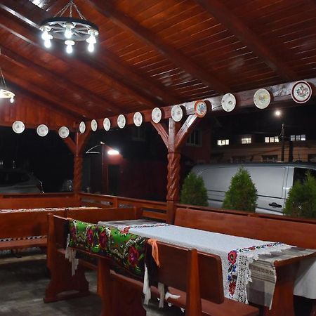 Floare De Colt Hotel Berbesti ภายนอก รูปภาพ