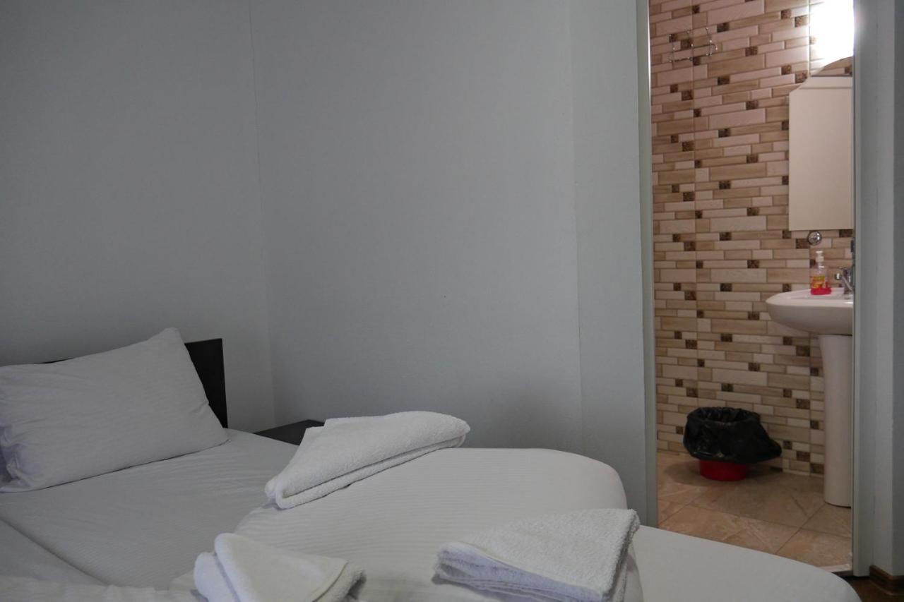 Floare De Colt Hotel Berbesti ภายนอก รูปภาพ