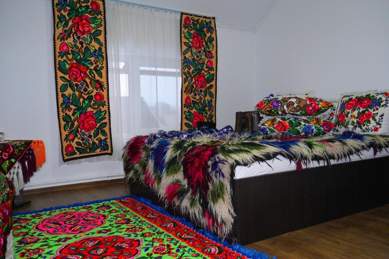 Floare De Colt Hotel Berbesti ภายนอก รูปภาพ