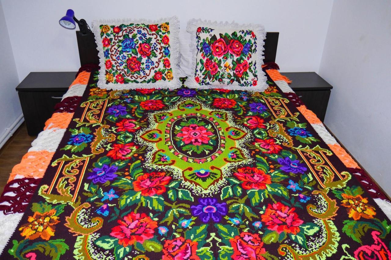 Floare De Colt Hotel Berbesti ภายนอก รูปภาพ