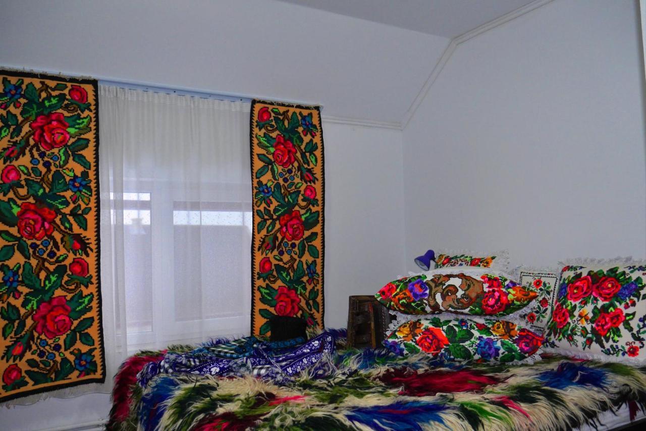Floare De Colt Hotel Berbesti ภายนอก รูปภาพ