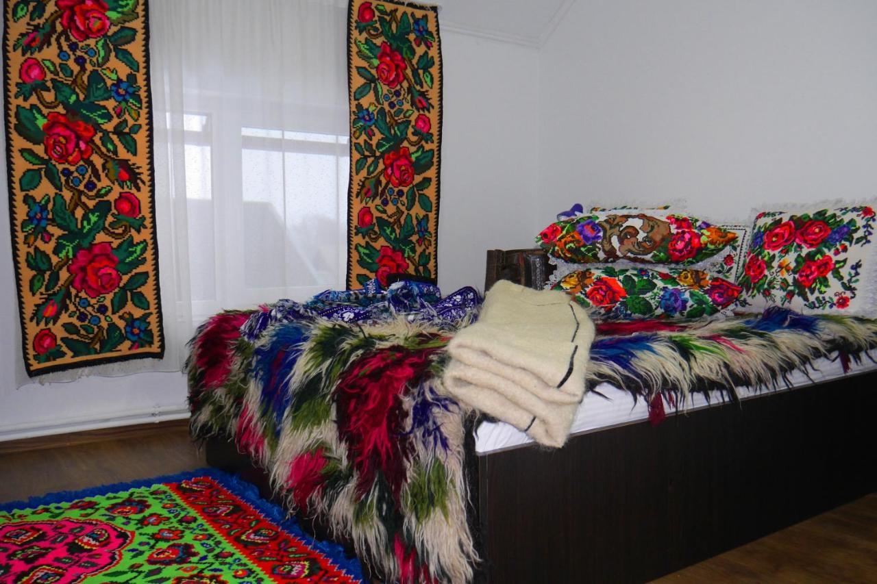 Floare De Colt Hotel Berbesti ภายนอก รูปภาพ