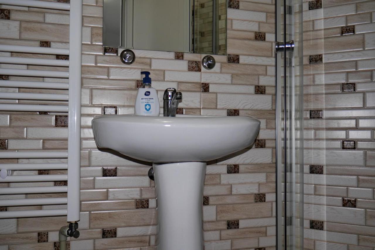 Floare De Colt Hotel Berbesti ภายนอก รูปภาพ
