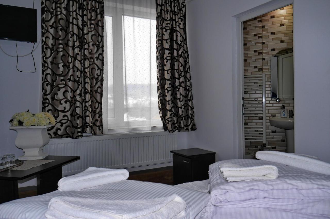 Floare De Colt Hotel Berbesti ภายนอก รูปภาพ