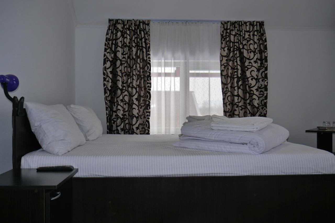 Floare De Colt Hotel Berbesti ภายนอก รูปภาพ
