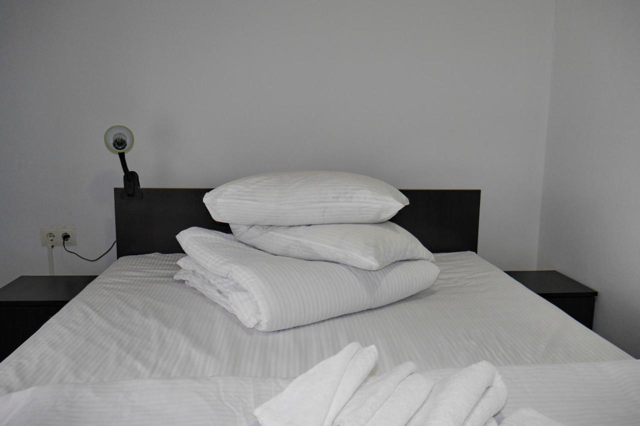 Floare De Colt Hotel Berbesti ภายนอก รูปภาพ