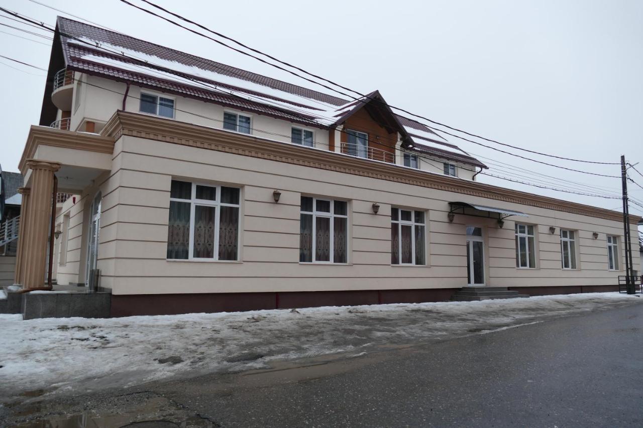 Floare De Colt Hotel Berbesti ภายนอก รูปภาพ