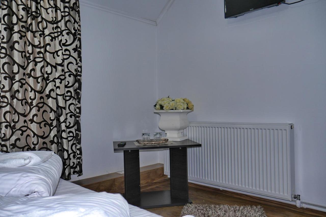 Floare De Colt Hotel Berbesti ภายนอก รูปภาพ