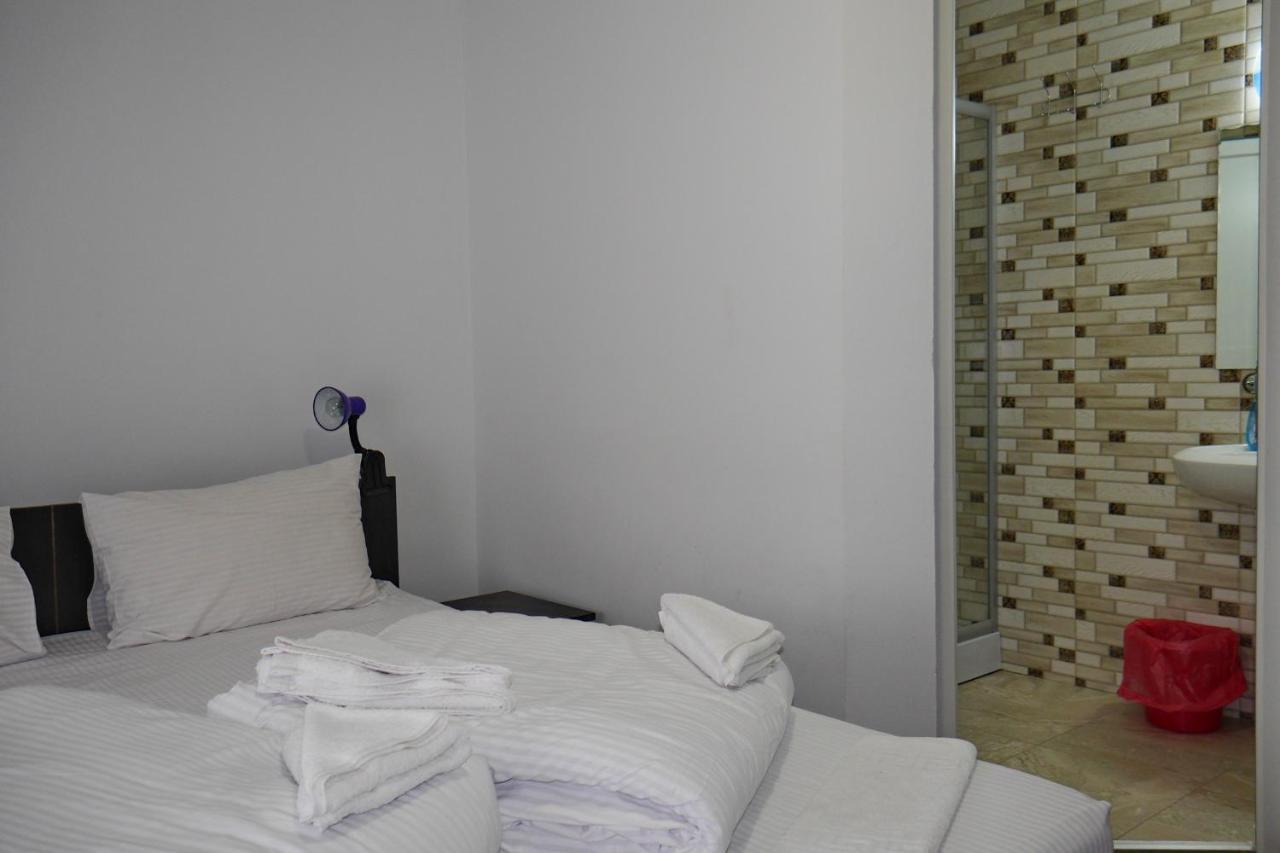 Floare De Colt Hotel Berbesti ภายนอก รูปภาพ