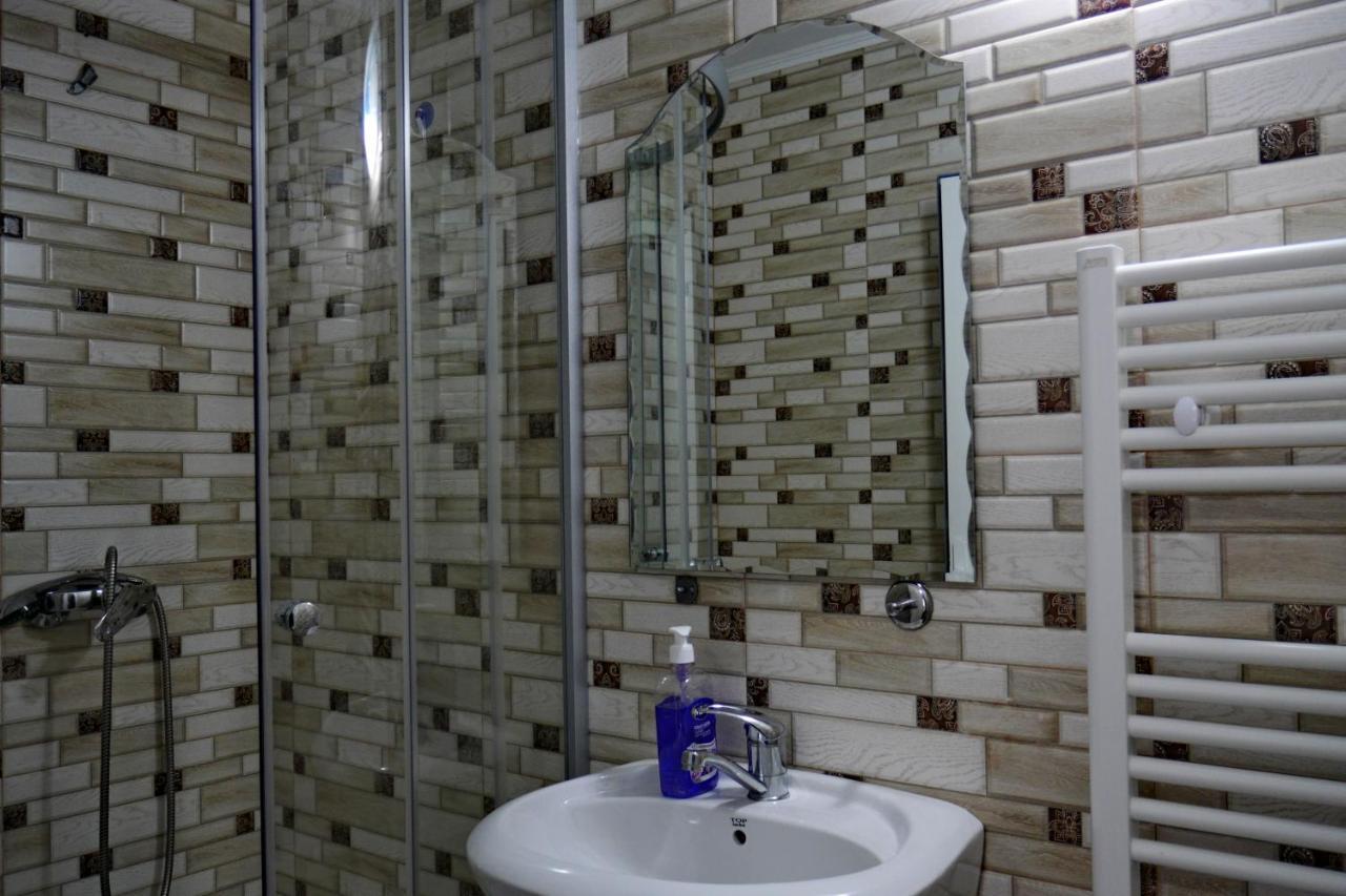 Floare De Colt Hotel Berbesti ภายนอก รูปภาพ