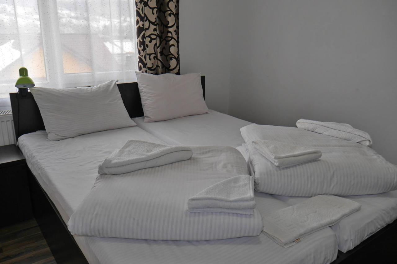 Floare De Colt Hotel Berbesti ภายนอก รูปภาพ