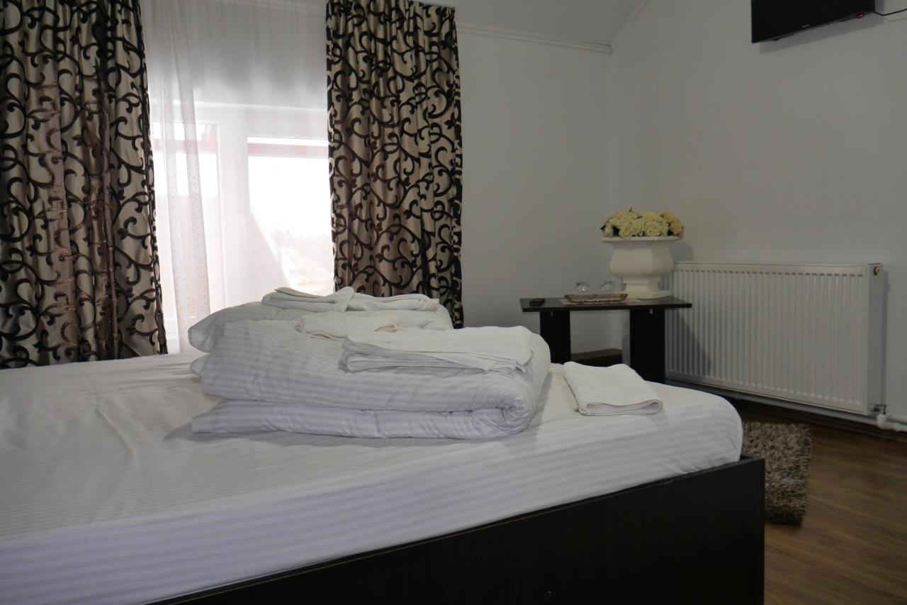 Floare De Colt Hotel Berbesti ภายนอก รูปภาพ