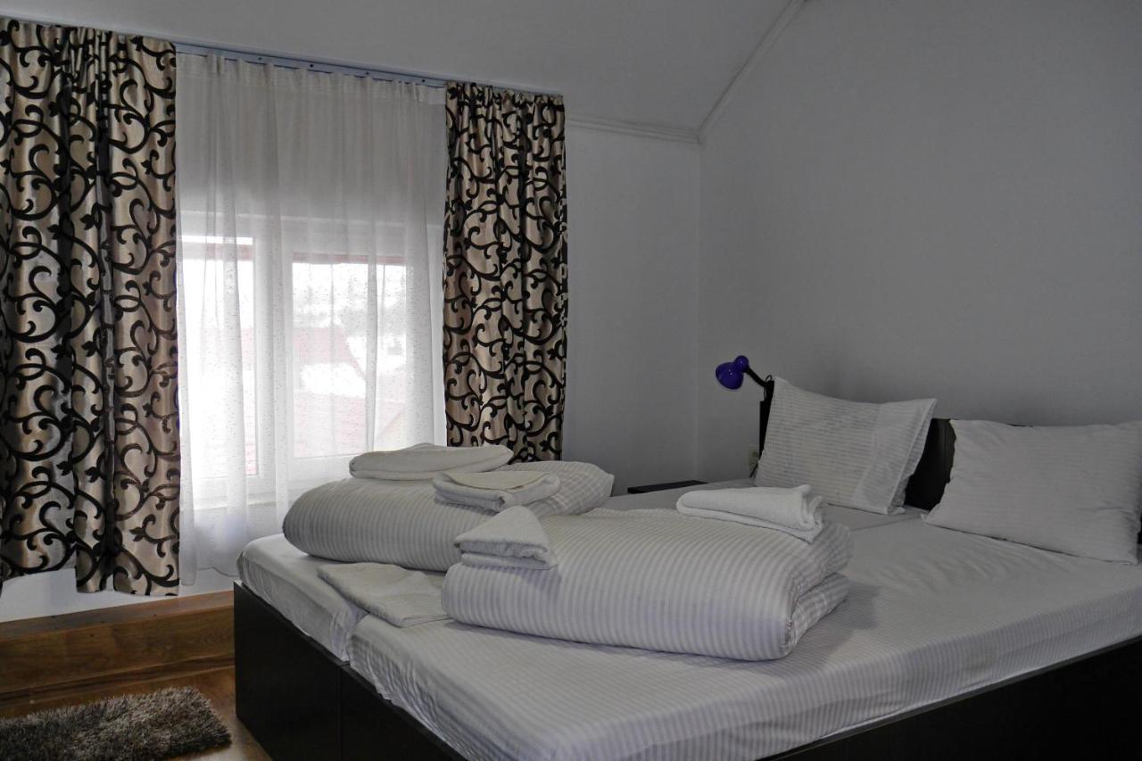 Floare De Colt Hotel Berbesti ภายนอก รูปภาพ