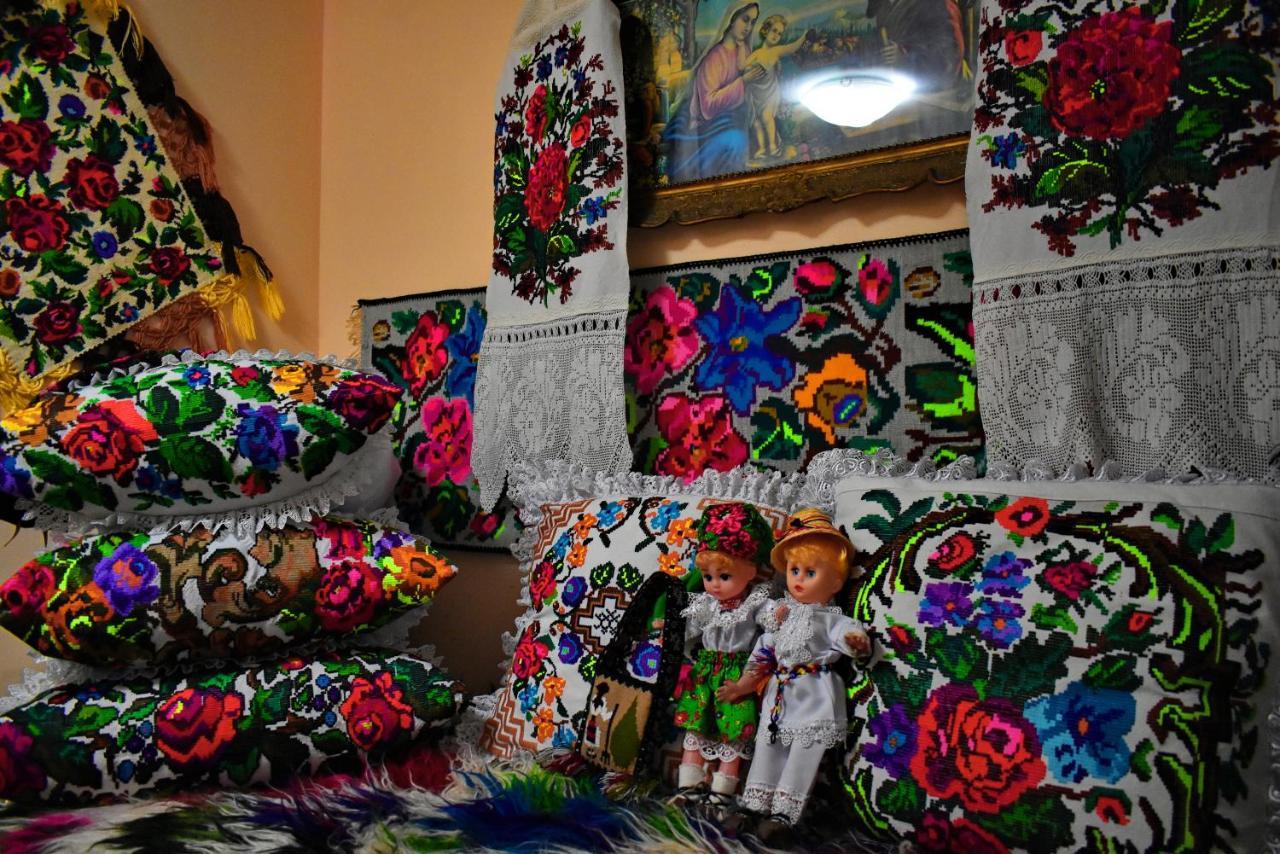 Floare De Colt Hotel Berbesti ภายนอก รูปภาพ