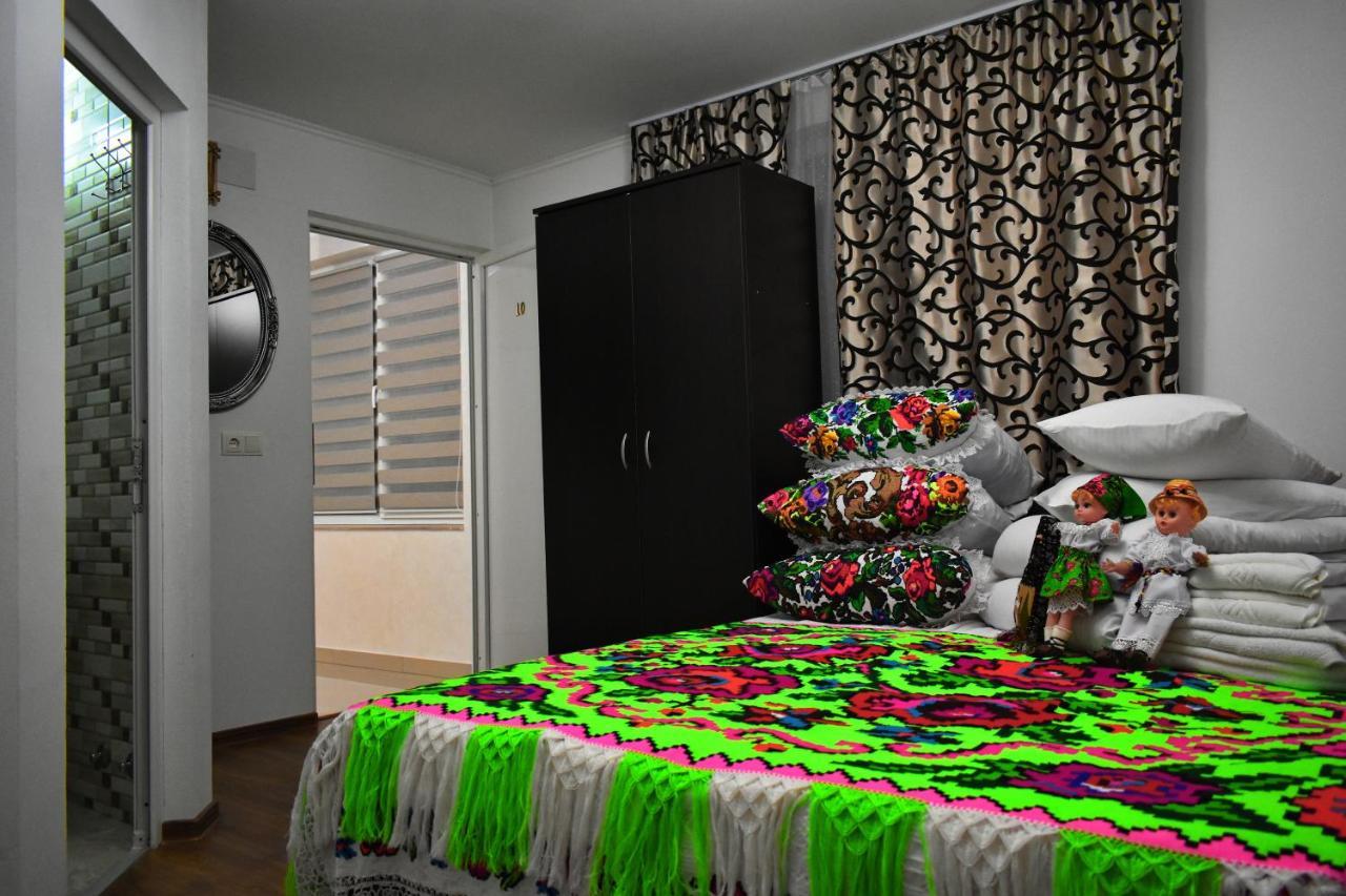 Floare De Colt Hotel Berbesti ภายนอก รูปภาพ