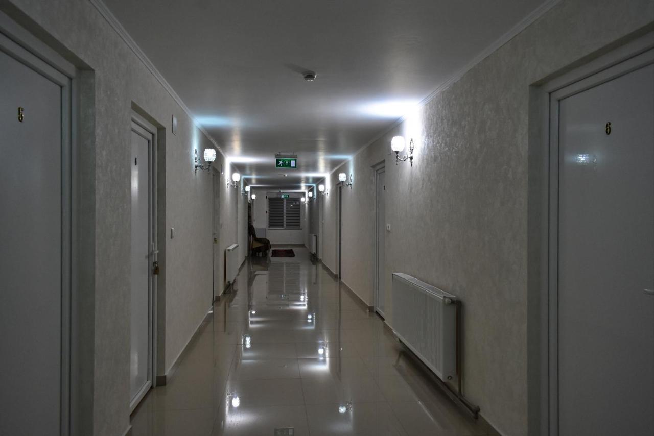 Floare De Colt Hotel Berbesti ภายนอก รูปภาพ