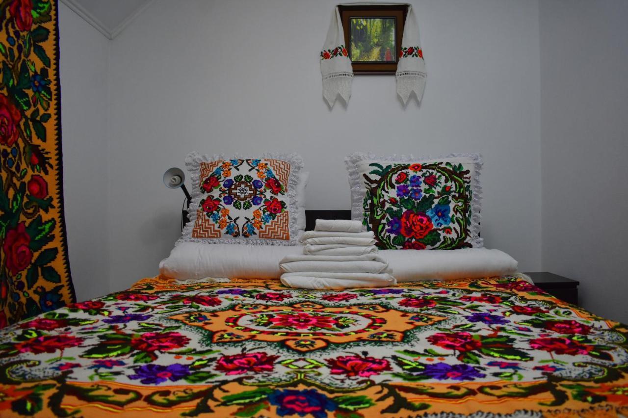 Floare De Colt Hotel Berbesti ภายนอก รูปภาพ
