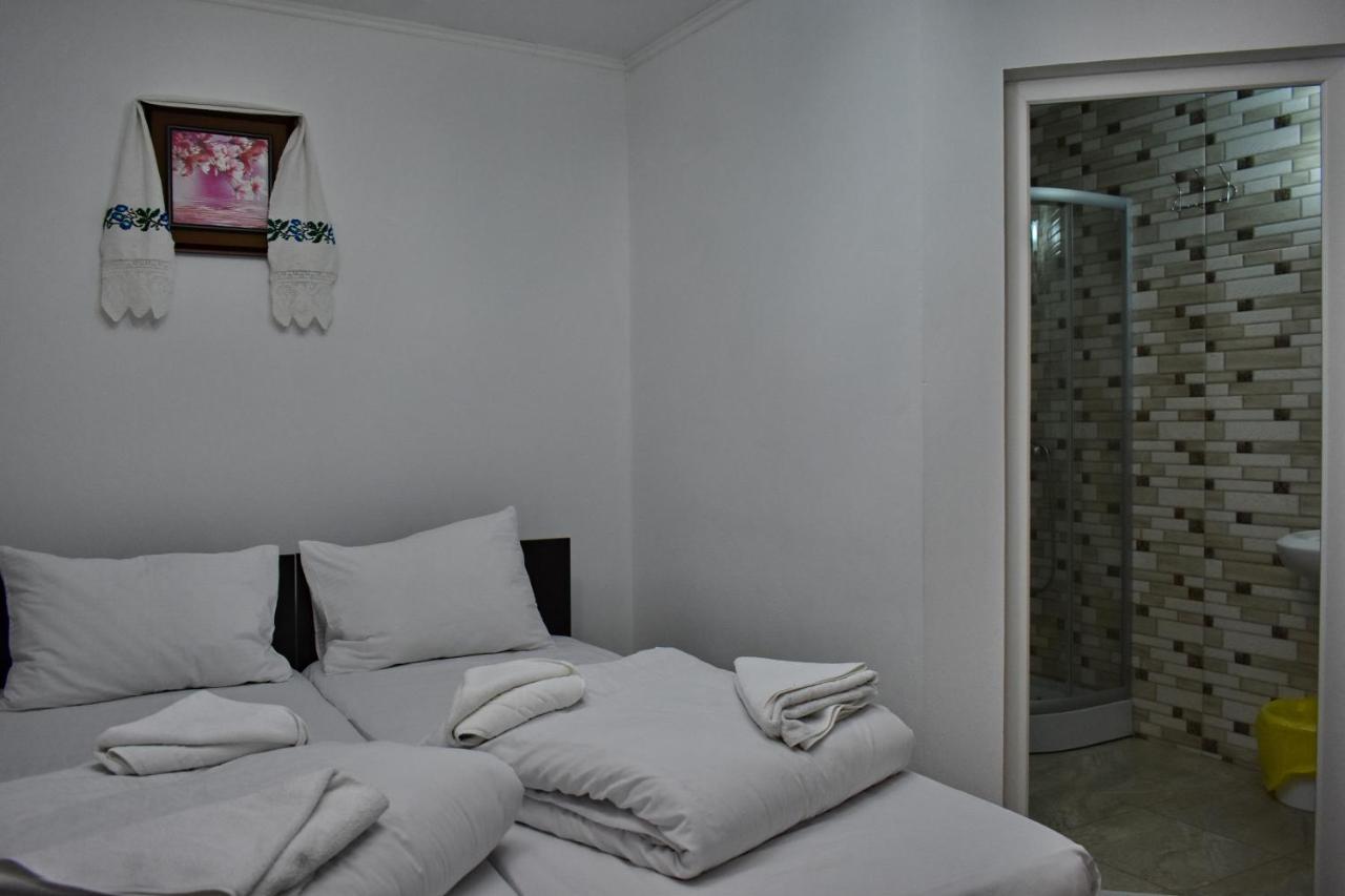 Floare De Colt Hotel Berbesti ภายนอก รูปภาพ