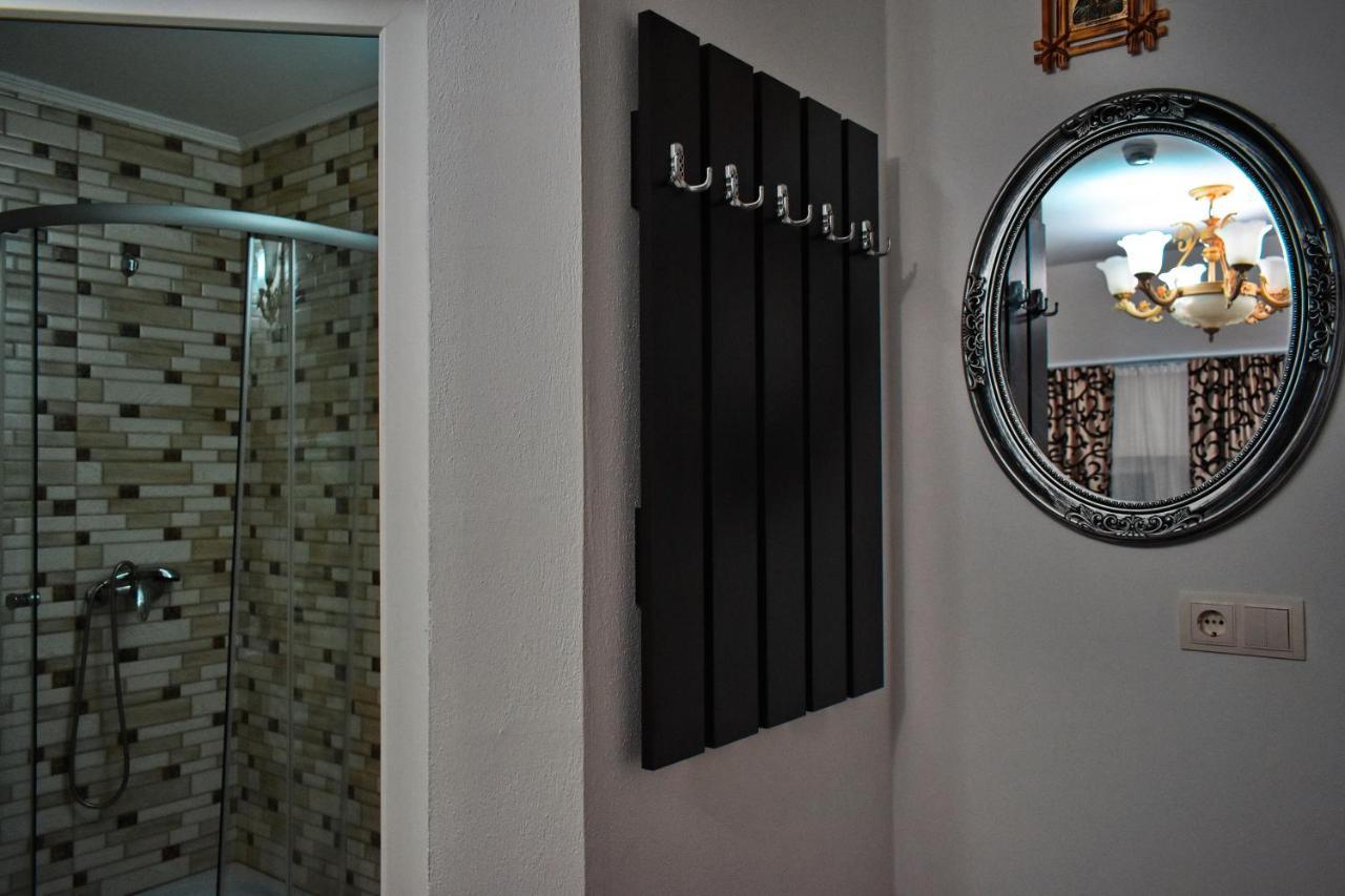 Floare De Colt Hotel Berbesti ภายนอก รูปภาพ