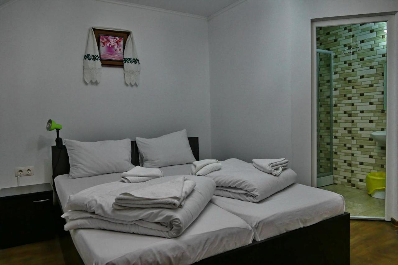 Floare De Colt Hotel Berbesti ภายนอก รูปภาพ