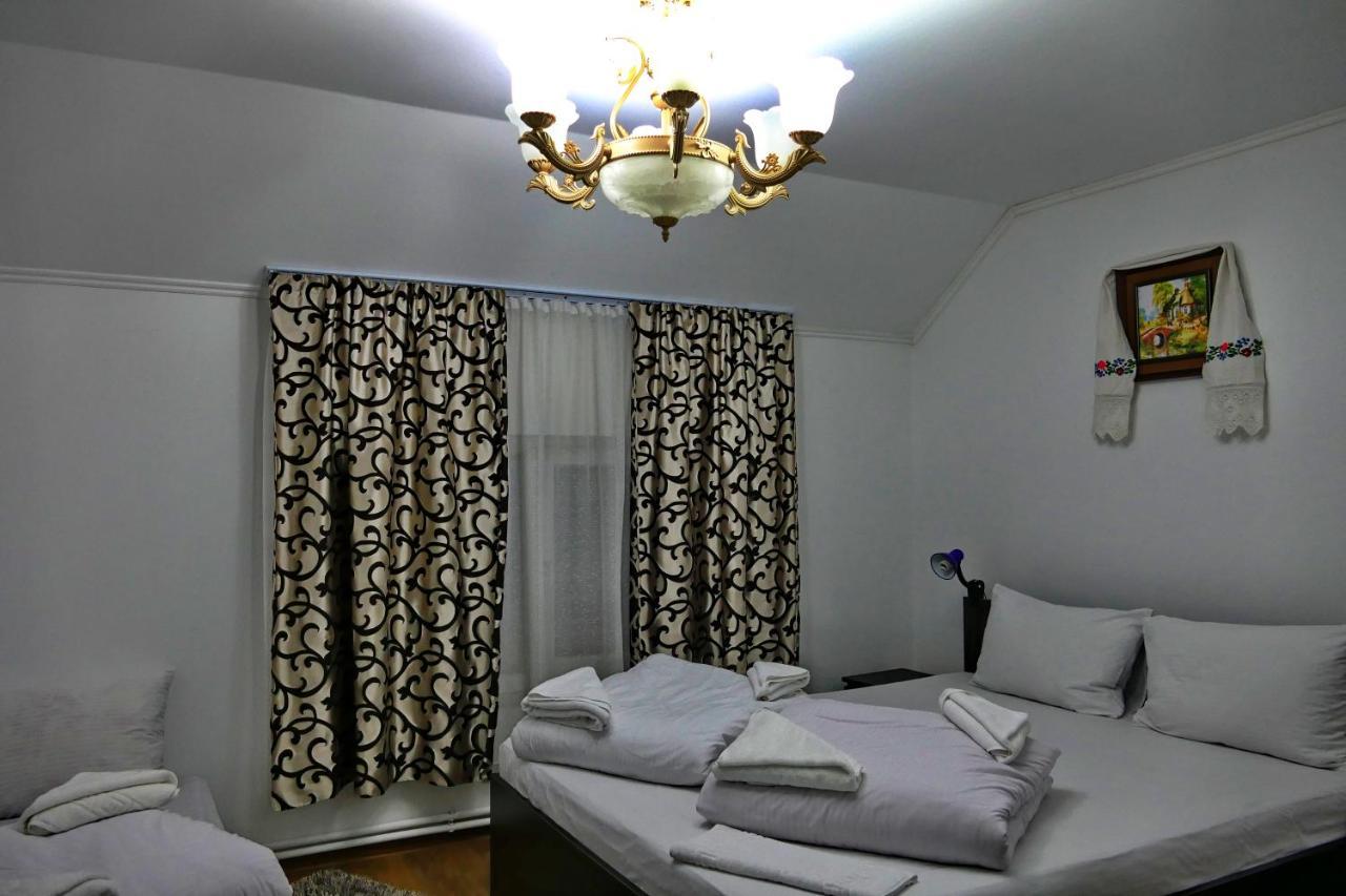Floare De Colt Hotel Berbesti ภายนอก รูปภาพ
