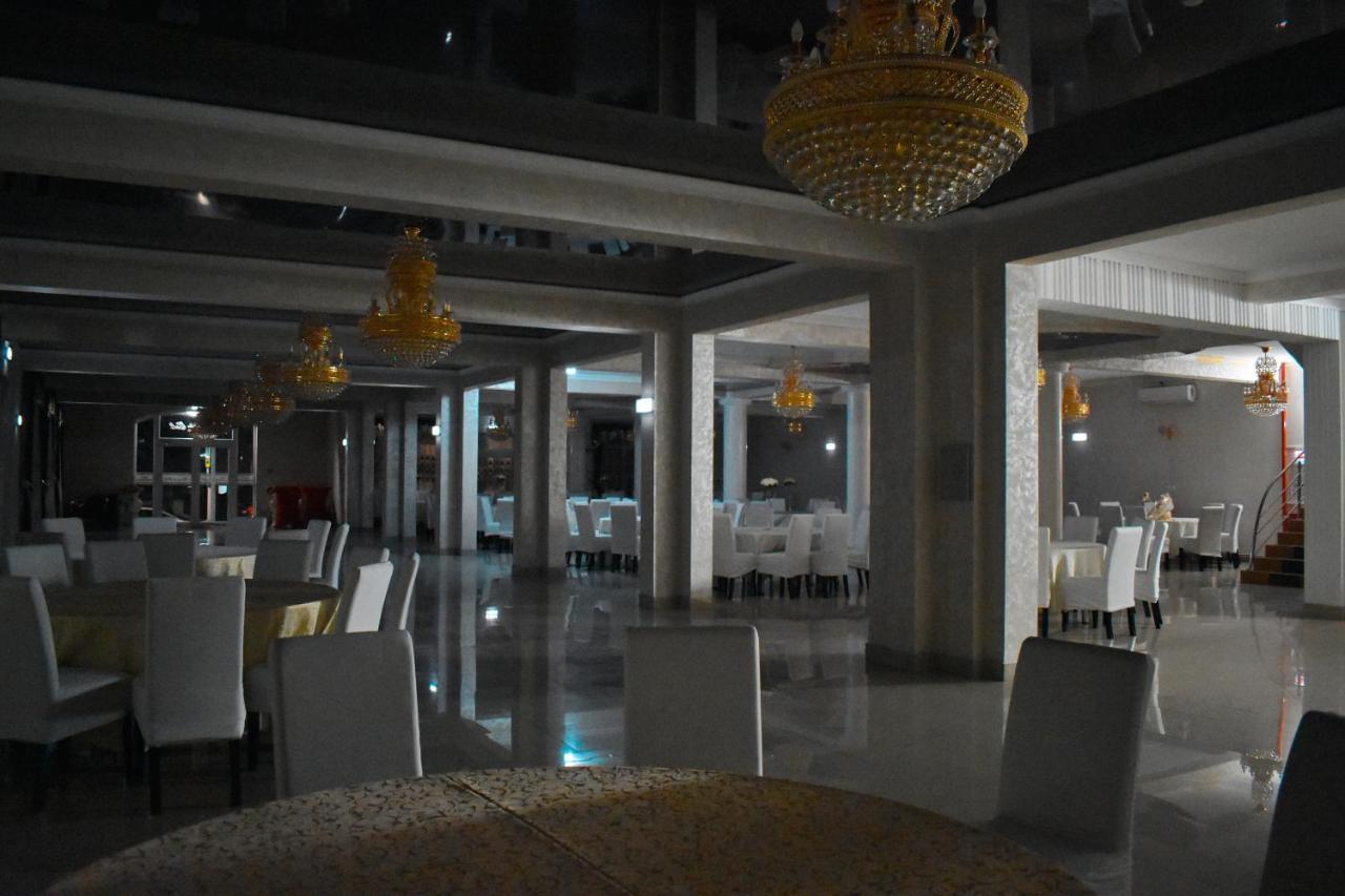 Floare De Colt Hotel Berbesti ภายนอก รูปภาพ