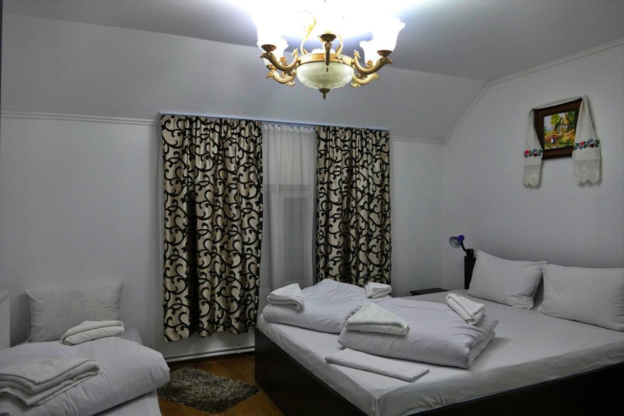 Floare De Colt Hotel Berbesti ภายนอก รูปภาพ